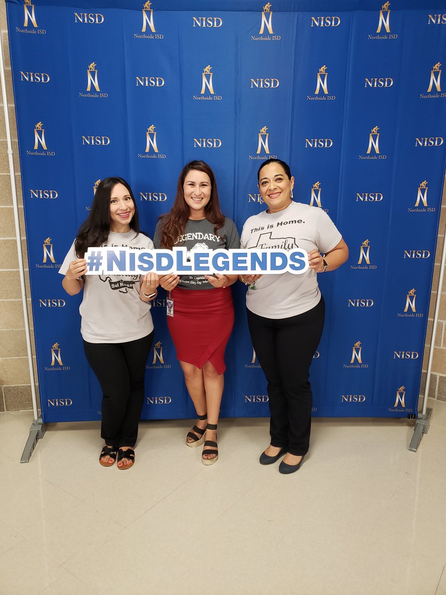 JEstevisNISD's tweet photo. NISD Convocation #ThisIsRoss #convoselfie #somosRoss https://t.co/F7UN4EjgVE