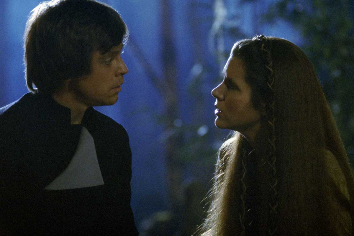 Star Wars MythbustersLeia Organa remembers her mother because Padmé Amidala was alive when Leia was a child, at the time of  #ReturnoftheJedi’s release in 19831. In George Lucas’ February 1981 rough draft, Obi-Wan tells Luke that “[Leia] was taken to Alderaan by your Mother.” – bei  Lucasfilm Ltd