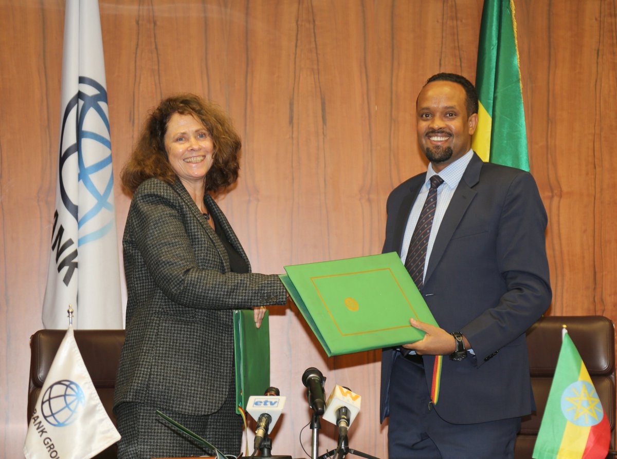 EsheteBekele's tweet photo. ኢትዮጵያ በ2011 ዓ.ም. ከ282 ቢሊዮን ብር በላይ ብድርና እርዳታ ተቀብላለች። 167.2 ቢሊዮን ብር ከዓለም አቀፍ ተቋማት 115 ቢሊዮን ብር ከመንግሥታት ነው። የገንዘብ ሚኒስቴር መረጃ እንደሚያሳየው ካለፈው አመት አኳያ 18 ቢሊዮን ብር ገደማ ብልጫ አለው https://t.co/2cSIM5G6mu