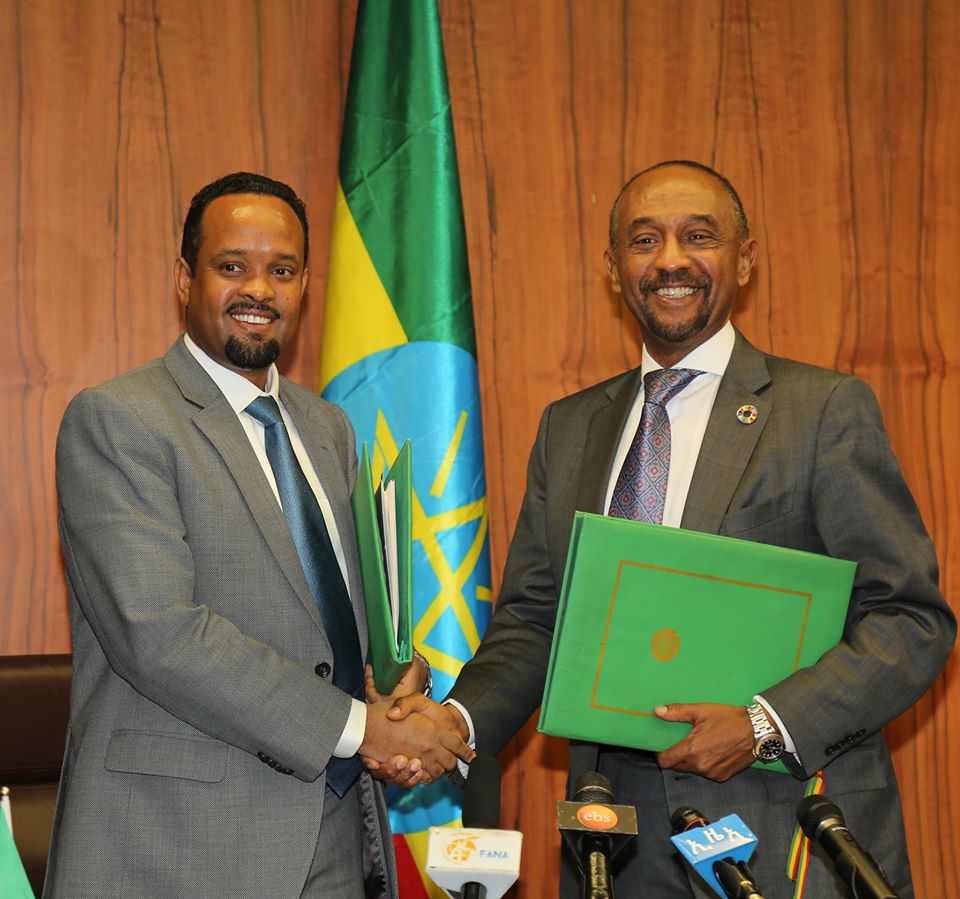 EsheteBekele's tweet photo. ኢትዮጵያ በ2011 ዓ.ም. ከ282 ቢሊዮን ብር በላይ ብድርና እርዳታ ተቀብላለች። 167.2 ቢሊዮን ብር ከዓለም አቀፍ ተቋማት 115 ቢሊዮን ብር ከመንግሥታት ነው። የገንዘብ ሚኒስቴር መረጃ እንደሚያሳየው ካለፈው አመት አኳያ 18 ቢሊዮን ብር ገደማ ብልጫ አለው https://t.co/2cSIM5G6mu