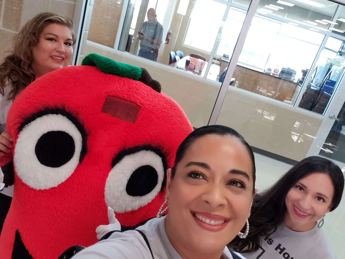 JEstevisNISD's tweet photo. NISD Convocation #ThisIsRoss #convoselfie #somosRoss https://t.co/F7UN4EjgVE