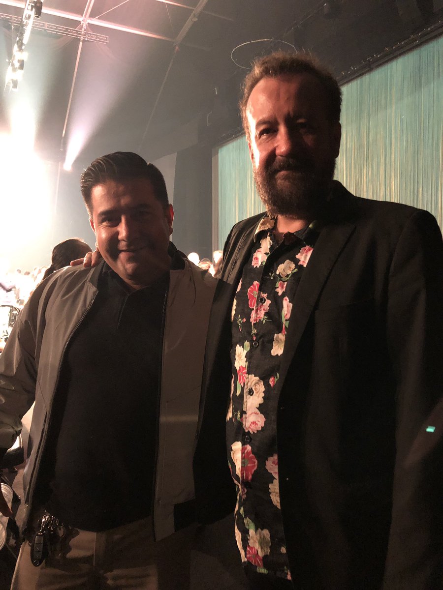venadeer's tweet photo. 1 día tarde, pero que buen concierto el de Björk y aparte tuve el gusto de conocer a @eltalcha y tomarme una foto #ardepoderoso https://t.co/fphknNYf1s