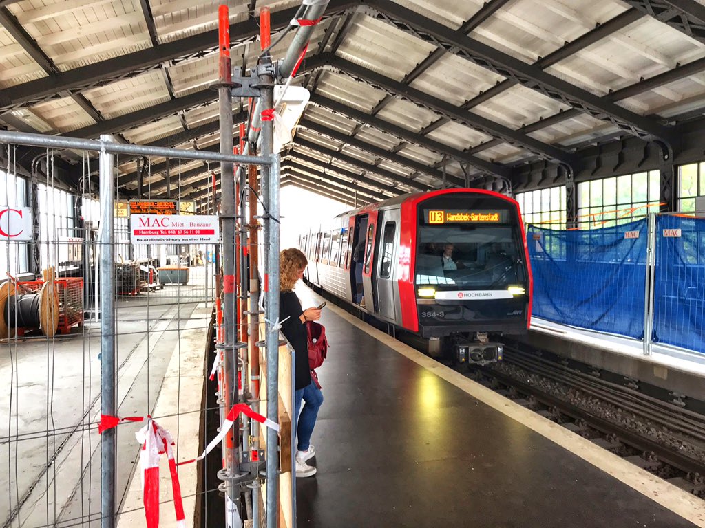 NahverkehrHH's tweet image. Finden wir vorbildlich, dass die @hochbahn am #Baumwall extra einen Behelfsbahnsteig gezimmert hat, damit die U-Bahnen trotz Bahnsteig-Bauarbeiten weiter dort hinfahren können. #Bestpractise #nahverkehr #hvv #hamburg #mobilitaet #verkehrhh #ubahn