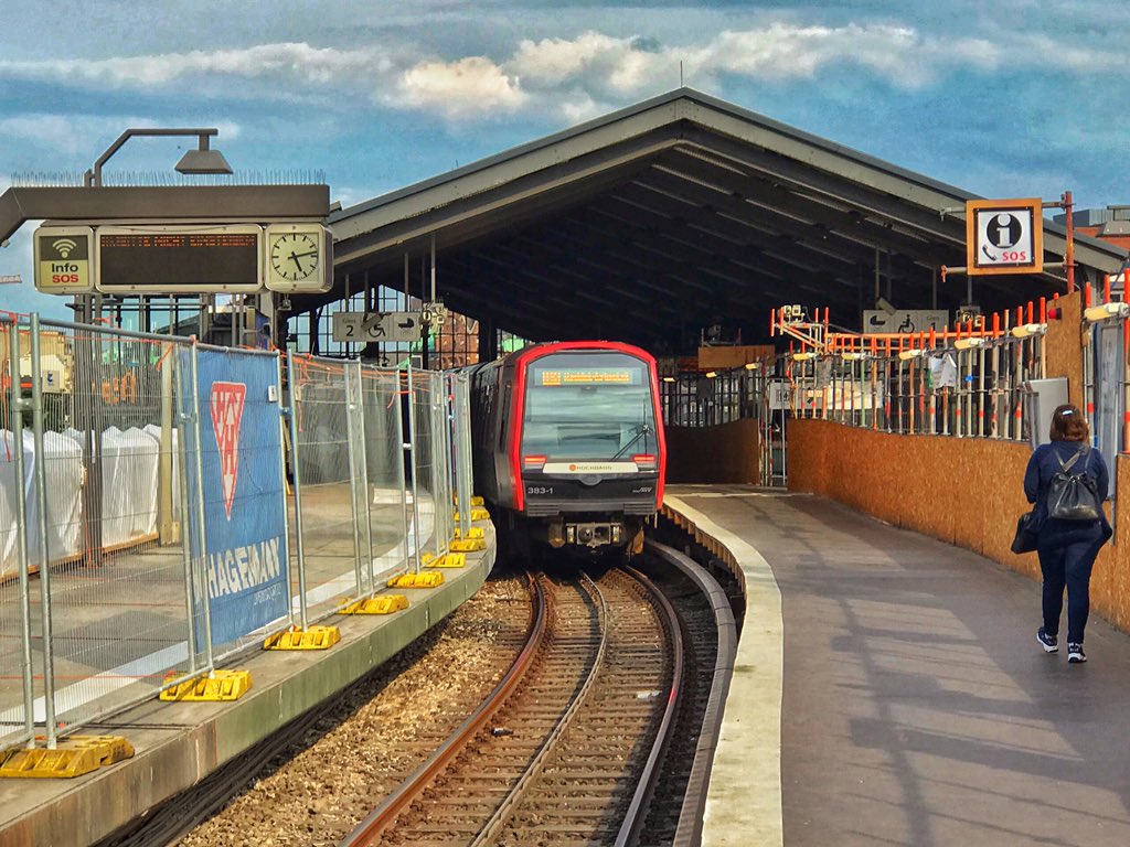 NahverkehrHH's tweet image. Finden wir vorbildlich, dass die @hochbahn am #Baumwall extra einen Behelfsbahnsteig gezimmert hat, damit die U-Bahnen trotz Bahnsteig-Bauarbeiten weiter dort hinfahren können. #Bestpractise #nahverkehr #hvv #hamburg #mobilitaet #verkehrhh #ubahn