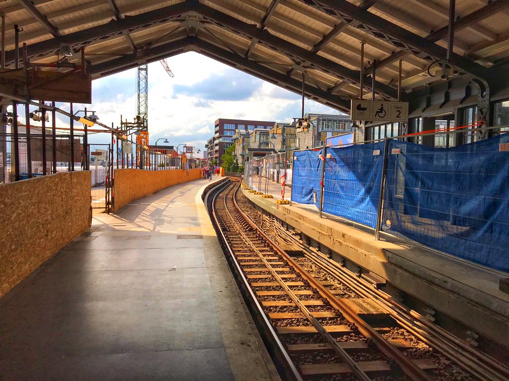 NahverkehrHH's tweet image. Finden wir vorbildlich, dass die @hochbahn am #Baumwall extra einen Behelfsbahnsteig gezimmert hat, damit die U-Bahnen trotz Bahnsteig-Bauarbeiten weiter dort hinfahren können. #Bestpractise #nahverkehr #hvv #hamburg #mobilitaet #verkehrhh #ubahn