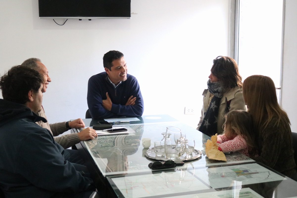 dleonbarreto's tweet photo. Hoy hicimos entrega de 3 subsidios para emprendedores de la ciudad ❤
Como desde el minuto cero seguimos apoyando y acompañando el trabajo funense 💪 https://t.co/vx3qe2ThqV