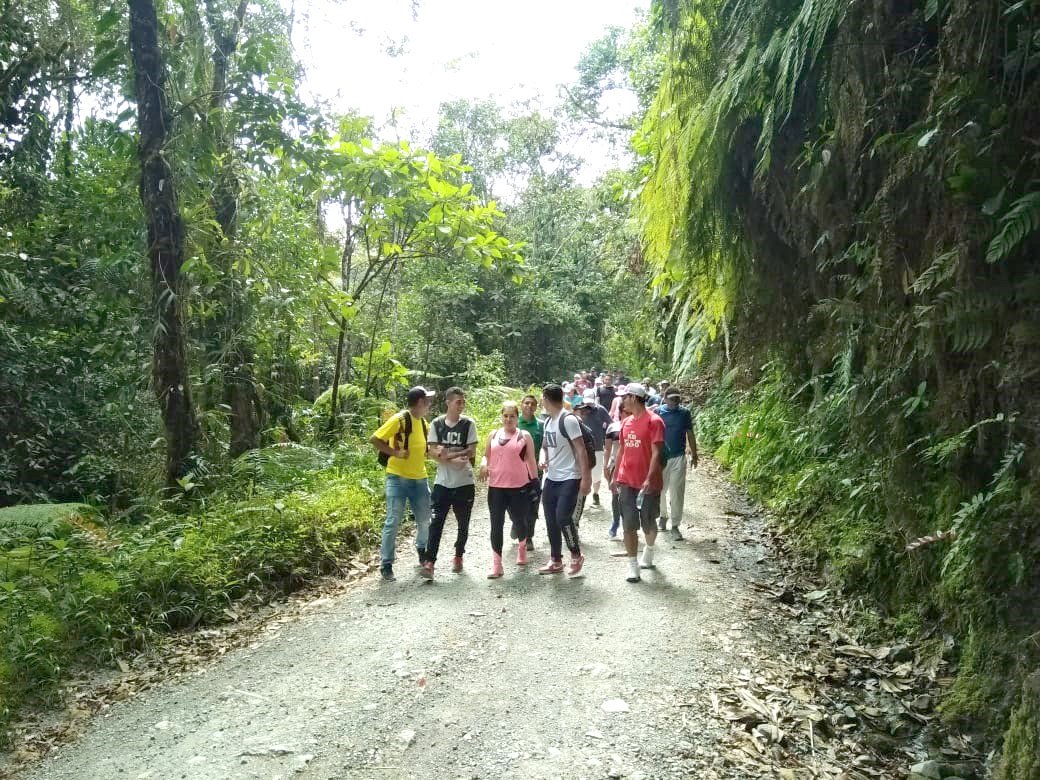 coladventure's tweet photo. Caminata Rural Interpretativa🌳🍁🦜

La empresa Alimentos Cárnicos del municipio de Dosquebradas realizaron con Colombian Adventure una caminata con 3 guías intérpretes ambientales donde se concientizaron de la importancia de proteger el medio ambiente. 
-

#colombianadventure https://t.co/HVTXHYgA2S