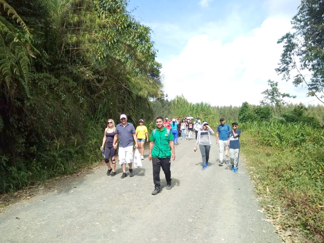 coladventure's tweet photo. Caminata Rural Interpretativa🌳🍁🦜

La empresa Alimentos Cárnicos del municipio de Dosquebradas realizaron con Colombian Adventure una caminata con 3 guías intérpretes ambientales donde se concientizaron de la importancia de proteger el medio ambiente. 
-

#colombianadventure https://t.co/HVTXHYgA2S