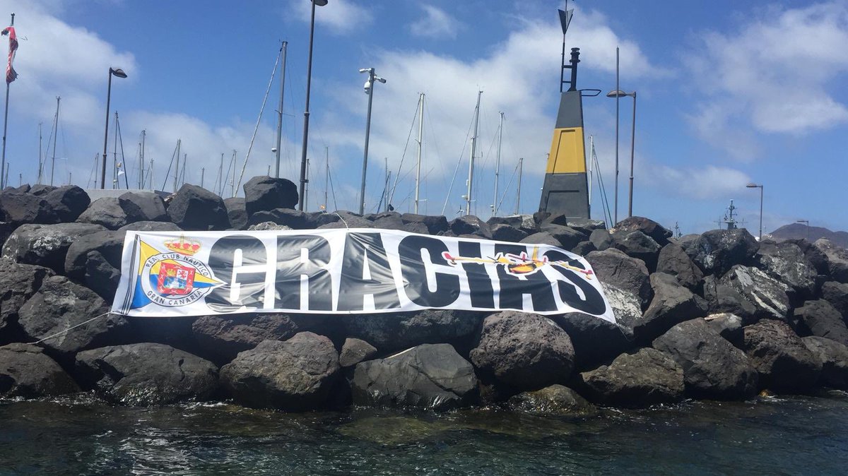 rafaleonortega's tweet photo. En el Club Náutico le dan las gracias a los hidroaviones que trabajan en el incendio de Gran Canaria https://t.co/SXih7tZ2Fk