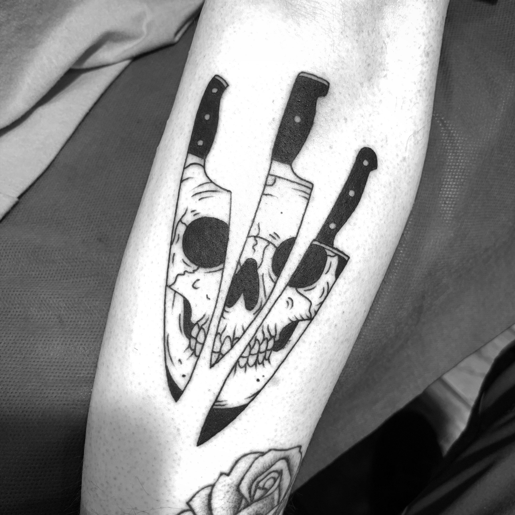 Что значит татуировка нож. Тату кинжал. Мини тату нож. Нож эскиз тату. Тату японский нож.