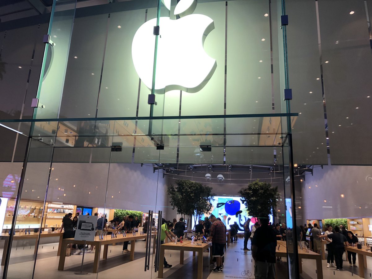 jorgefloxo's tweet photo. Thanks @tim_cook for this high-tech mecca. Steve Jobs we love you https://t.co/ercp04JQtF
