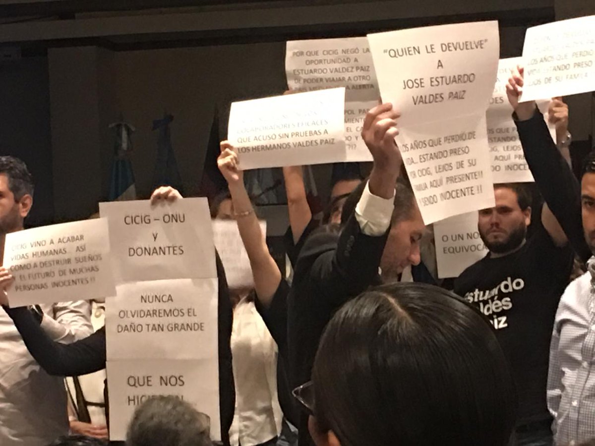 CanalAntigua's tweet photo. Grupo de personas manifiesta durante presentación de informe de la CICIG, a pocos días del retiro de la Comisión del país.

Fotos @ZebaduaW https://t.co/ZgIjG8eNdj