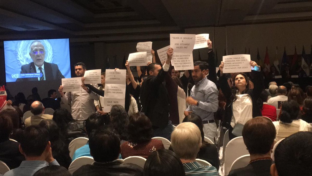 CanalAntigua's tweet photo. Grupo de personas manifiesta durante presentación de informe de la CICIG, a pocos días del retiro de la Comisión del país.

Fotos @ZebaduaW https://t.co/ZgIjG8eNdj