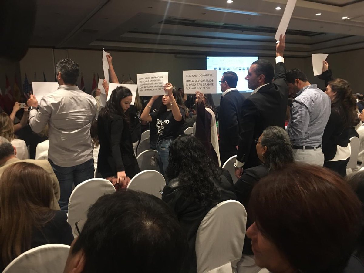 CanalAntigua's tweet photo. Grupo de personas manifiesta durante presentación de informe de la CICIG, a pocos días del retiro de la Comisión del país.

Fotos @ZebaduaW https://t.co/ZgIjG8eNdj