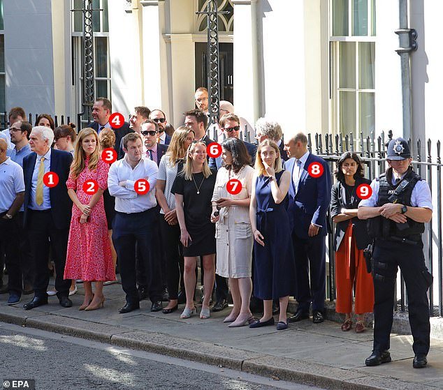 cockneycampaign's tweet photo. @TalesPan @snb19692 In those heels? Actually, his blonde companion then seems to head to Downing St, so may be a Special Advisor in the coup, sorry 'Team Johnson'.Or look to his "brilliant bunch" at #VoteLeave #NotoEuro
#Cummings #Brexitmillionaires #unelected #EUhypocrites #Conservativefamilyvalues https://t.co/4XsWv31Tfj
