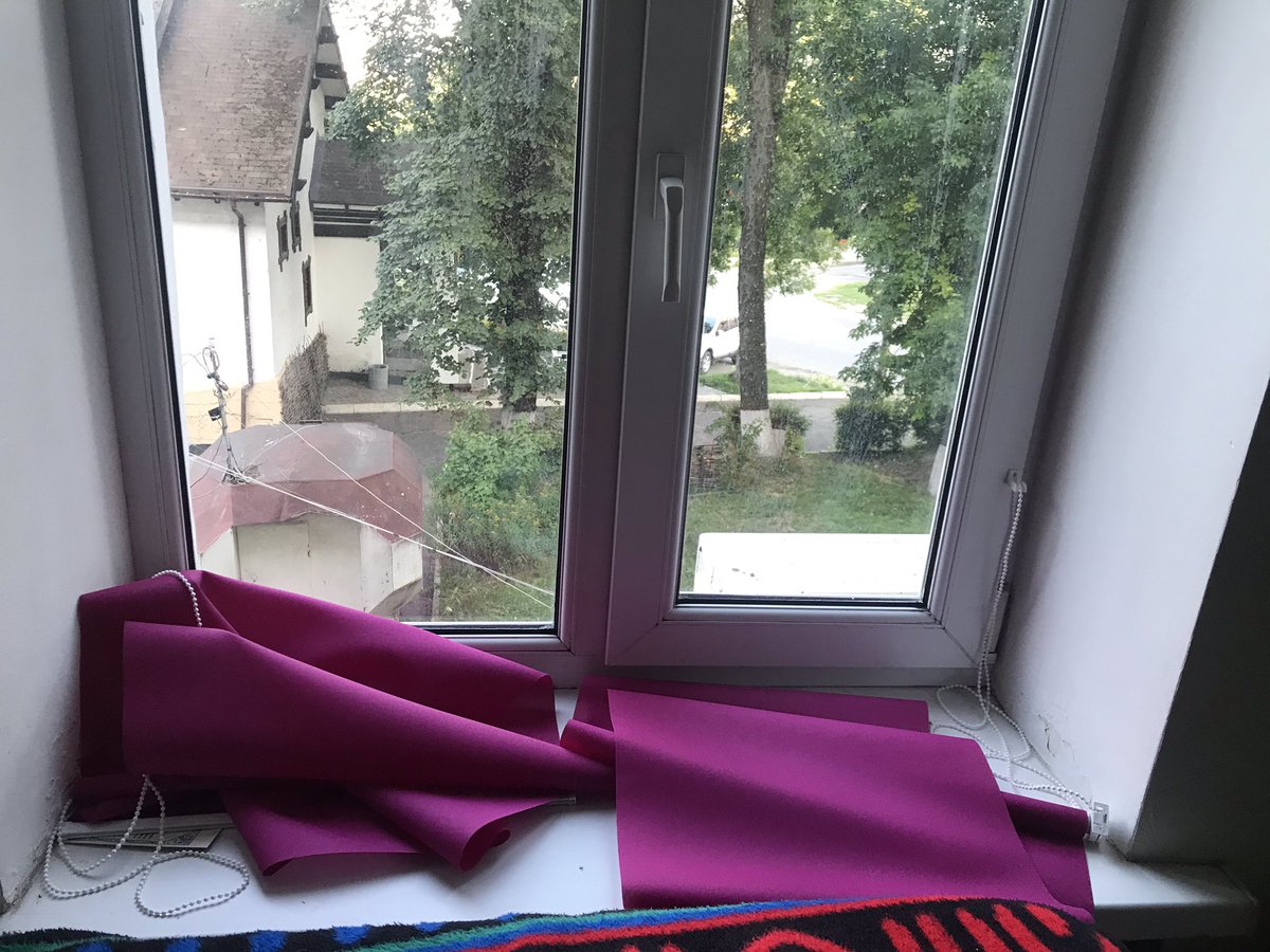 willakuritsya's tweet photo. «Та нормально мы повесим сами жалюзи, Маруся не гони, нахуй нам эти инструкции» 😂 https://t.co/tJ912LPOpf