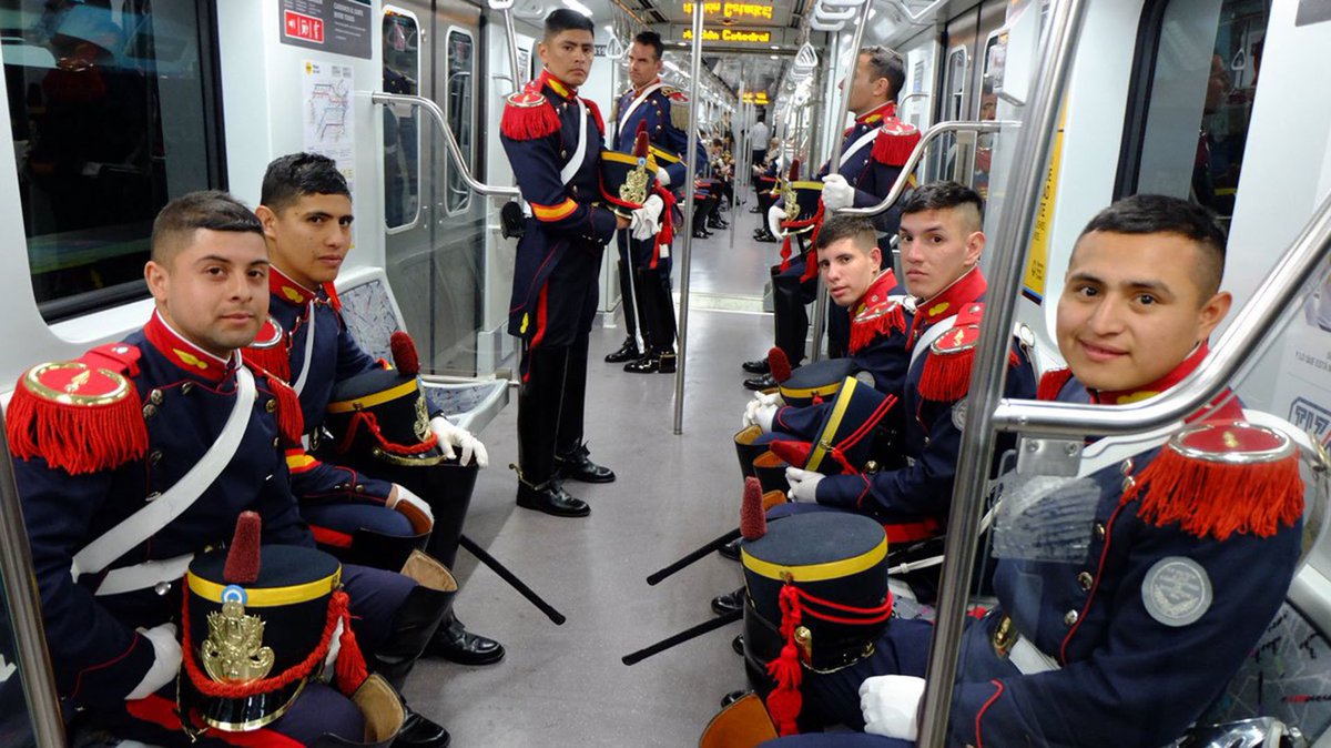 escuchocongo's tweet photo. LOS GRANADEROS A CABALLOS FUERON EN SUBTE A UNA MISA EN HOMENAJE A SAN MARTÍN #TRESEMPANADAS https://t.co/qj47yvIwWo