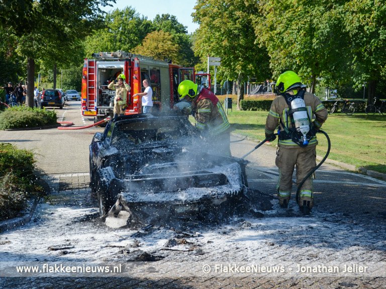Flakkee Nieuws: Recent opgeknapte Oldtimer in vlammen op  j.mp/2KUrIvD