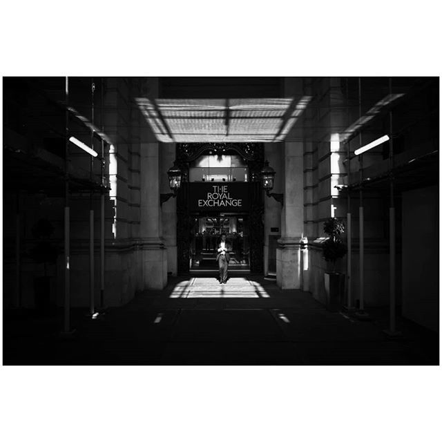 The Royal Exchange #blackandwhite #blackandwhitephotography #streetphotography #streetdreamsmag #lensculture #featureshoot #lightandshadow #protectyourhighlights #embraceyourshadows #ricohgr2 #grist #grsnaps #ricoh #London #theroyalexchange #squares #sym… ift.tt/2NlJcUC