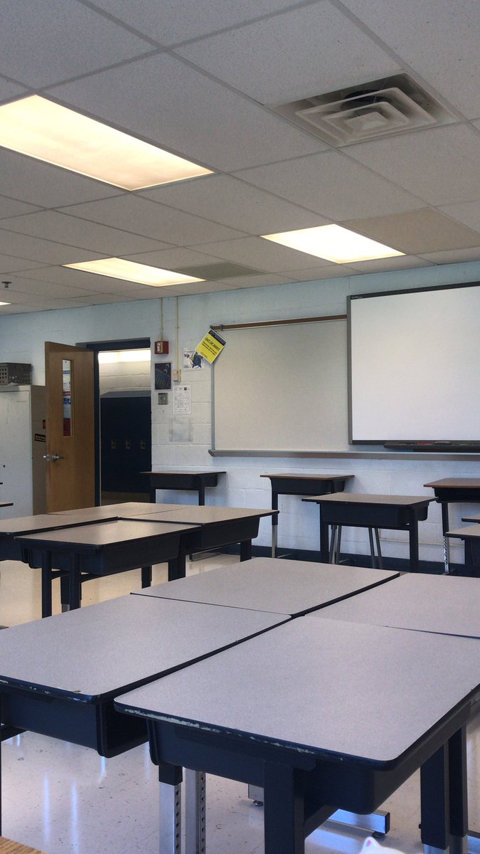 KIRinehart16's tweet photo. Getting my classroom #modernclassroomproject ready! https://t.co/e1BmFb22zn