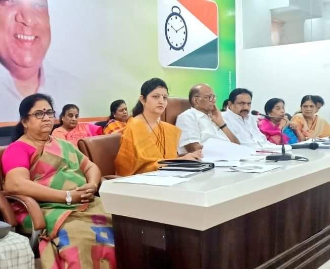 PournimaKatkar's tweet photo. महाराष्ट्र प्रदेश राष्ट्रवादी महिला काँग्रेस आयोजित संवाद बैठक आदरणीय @PawarSpeaks साहेब, प्रदेशाध्यक्ष @Jayant_R_Patil, खा.@supriya_sule, महिला प्रदेशाध्यक्षा @ChakankarSpeaks, आ.@Vidyaspeaks यांच्या प्रमुख उपस्थितीत पार पडली.
#18thAug
#NationalistMahilaCongress #PournimaKatkar https://t.co/oyMXyQH0fJ