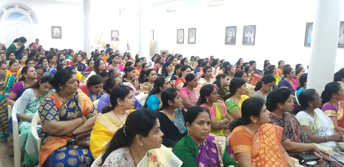 PournimaKatkar's tweet photo. महाराष्ट्र प्रदेश राष्ट्रवादी महिला काँग्रेस आयोजित संवाद बैठक आदरणीय @PawarSpeaks साहेब, प्रदेशाध्यक्ष @Jayant_R_Patil, खा.@supriya_sule, महिला प्रदेशाध्यक्षा @ChakankarSpeaks, आ.@Vidyaspeaks यांच्या प्रमुख उपस्थितीत पार पडली.
#18thAug
#NationalistMahilaCongress #PournimaKatkar https://t.co/oyMXyQH0fJ