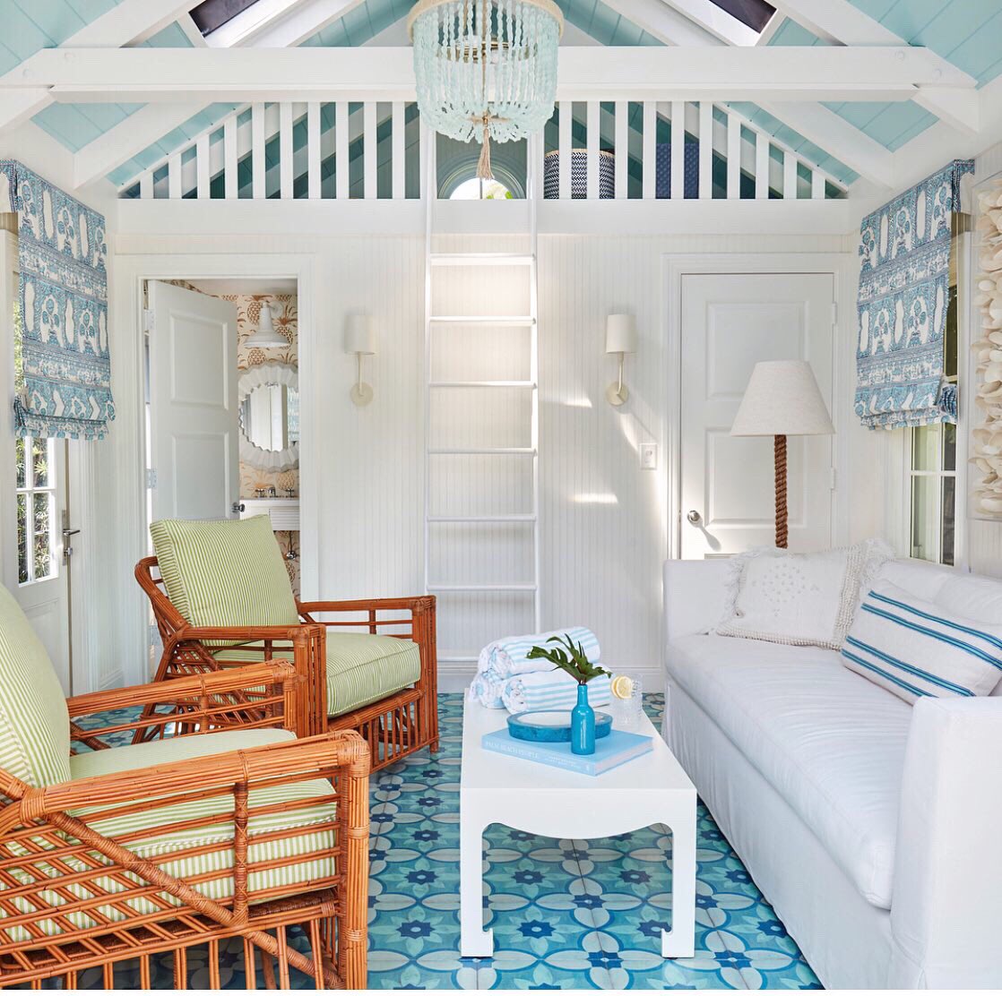 Serious #poolhousegoals.😱 Who else could make this cozy little pad their permanent abode? Loving those fun tiles via @mirthstudio. #drool. 🤩#PMinspo