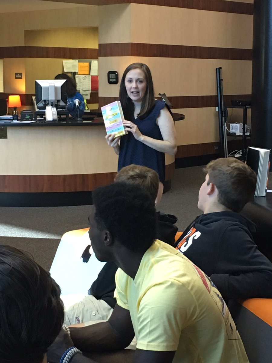 TheLibraryatHHS's tweet photo. We are having a blast chatting about books with Mrs. Holcomb and her students today! @janholcomb54 #HooverPride https://t.co/l1Li349gNA