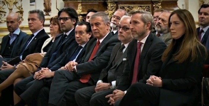 no_retornable's tweet photo. 🤚🤚🤚
¿Qué pachó con el tren de la alegría?

#LaCorrupcionEsAmarilla 
#MacriEsCaos 
#ChetosInfames https://t.co/5uw7rdyYXu