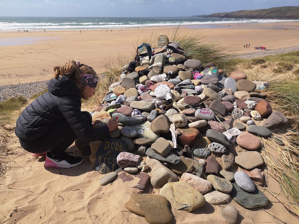 The unofficial graveside of Dobby the elf at #FreshwaterWest, Pembs is growing thanks to #harrypotter fans from all over the world including this fan from Austria. More on Drive from 5 at <a href="/BBCRadioWales/">BBC Radio Wales</a>