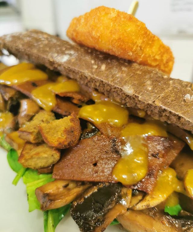 CafeThriveBomo's tweet photo. Introducing Thrive's latest special... THE BIG BREAKFAST BAGUETTE! 😋

Fresh sunflower and rye bread, filled with homemade smokey seitan 'bacon' , meat free sausages, garlic mushrooms, spinach and our take on an 'egg yolk' sauce. Oh and topped with a hash brown of course.. av… https://t.co/Ox8MW156u9