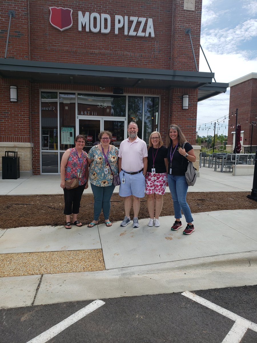 MsMillyMath's tweet photo. Lunchtime with friends. @MPMSleopards #mpmsleopardpride #spreadingmodness https://t.co/Omv7rKBECo