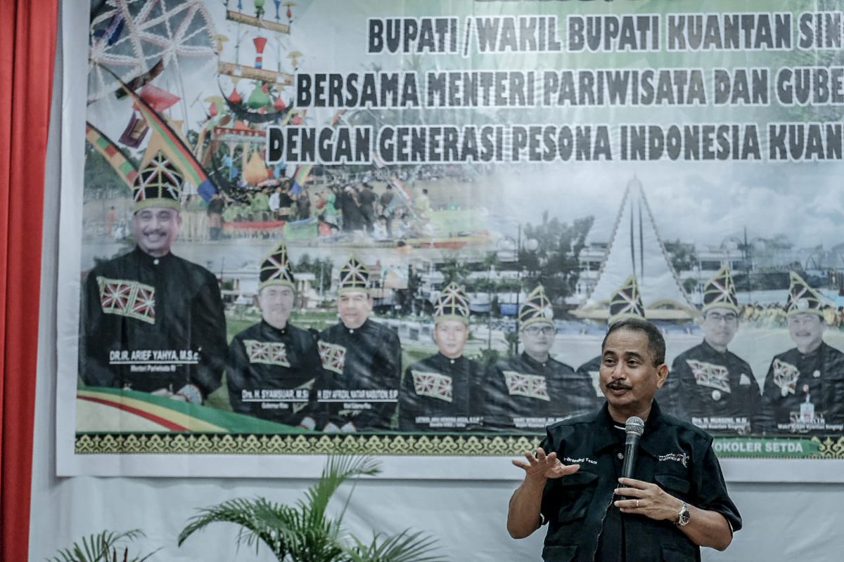 Selamat malam #SobatWisata kunjungan kerja Menpar di Kuantan Singingi diakhiri dengan dialog silaturahmi makan malam dan ramah tamah dengan GenPI bertempat di rumah Dinas Bupati Kuantan Singingi.
.
.
#PesonaIndonesia #WonderfulIndonesia #KunkerMenparKeRiau