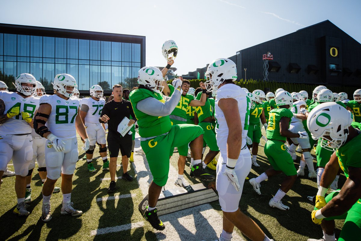 oregonfootball's tweet photo. BRING IT. #GoDucks https://t.co/5LxmpL8Pkq