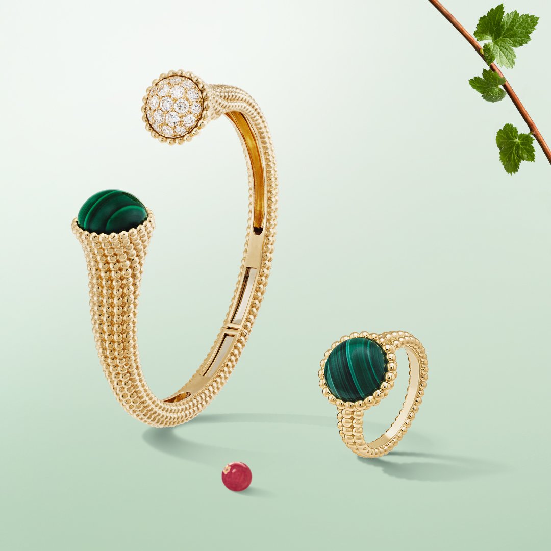 vancleefarpels's tweet photo. This Summer, capture the radiance of diamonds with dazzling Perlée creations in yellow gold and malachite. #VCAperlee #ChasingPerlee #VanCleefArpels
https://t.co/5OCvHkZWZ6 https://t.co/yNgtoP7EUW