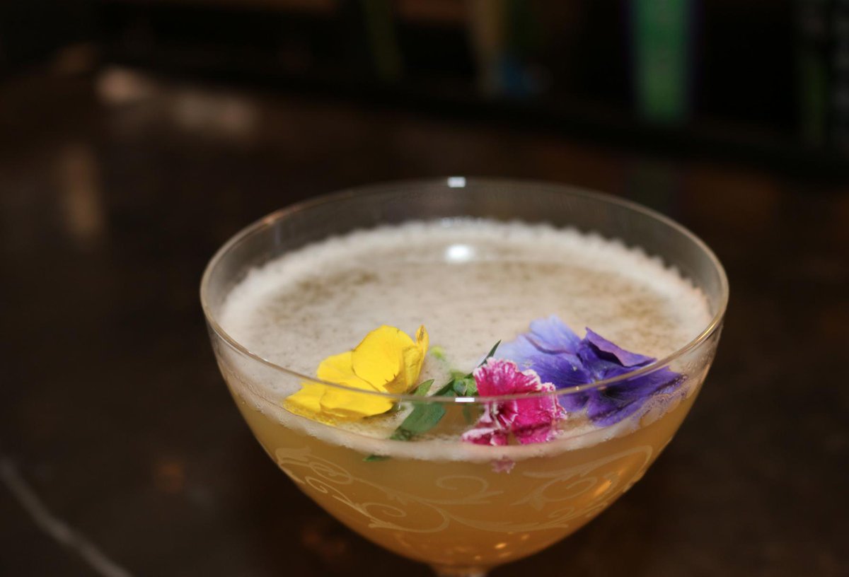 TheGregoryBR's tweet photo. The Bridesmaid 🌸 Tag someone who would love this cocktail! Recipe 👇🏼
.
👇🏼
- Absolut vanilla 
- Disaronno Amaretto 
- Pineapple 
- Lime
.  .  .  .
.
.
#cocktail #boozy #recipe #garnish #cheers #drink #drinks #bartenderlove #bartenders https://t.co/31LW1Wzrp6