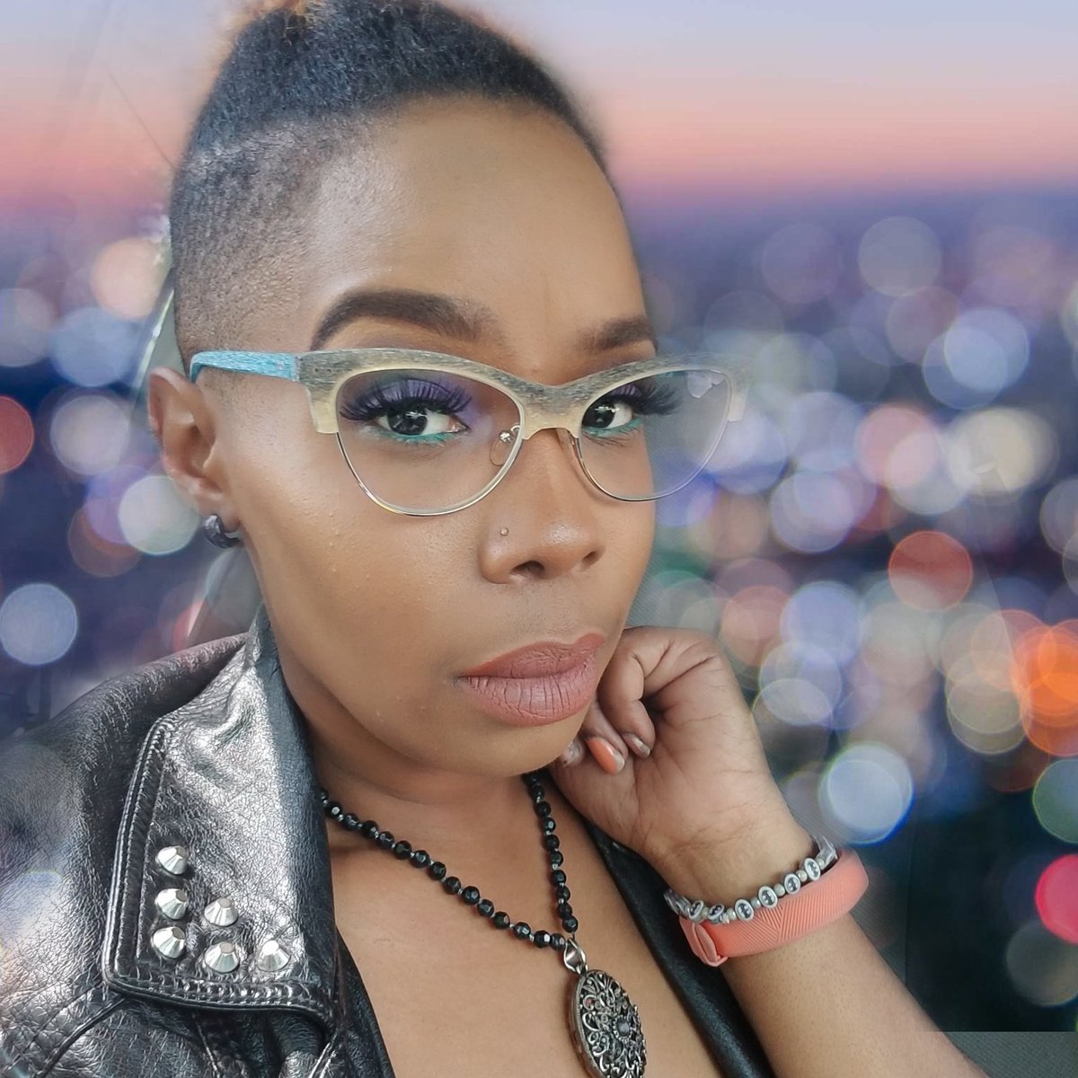 MylleLuvsMakeup's tweet photo. đ§đŸââïž
.
#Myllelovesmakeup
#mlm
#mua
#ohiomakeup
#columbus
#beauty
#brownmelaninmakeup
#undiscovered_muas
#fentybeauty
#colourpopcosmestics
#nyxcosmetics
#orangehair
#naturalhair https://t.co/sUomBMouyA