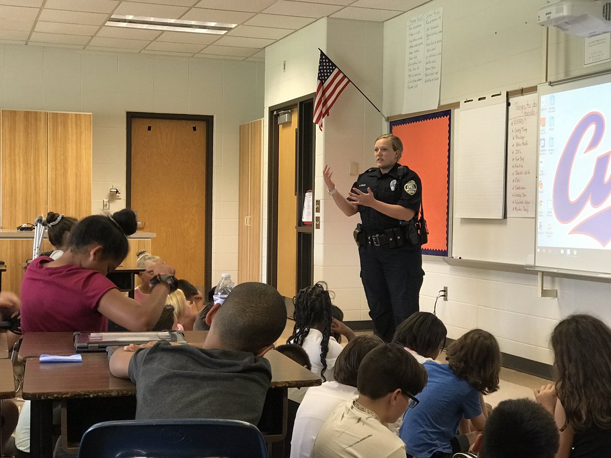 Marsh_CSS's tweet image. Thanks for helping to keep us safe Officer Dilley!  #concordpride #southsidepride