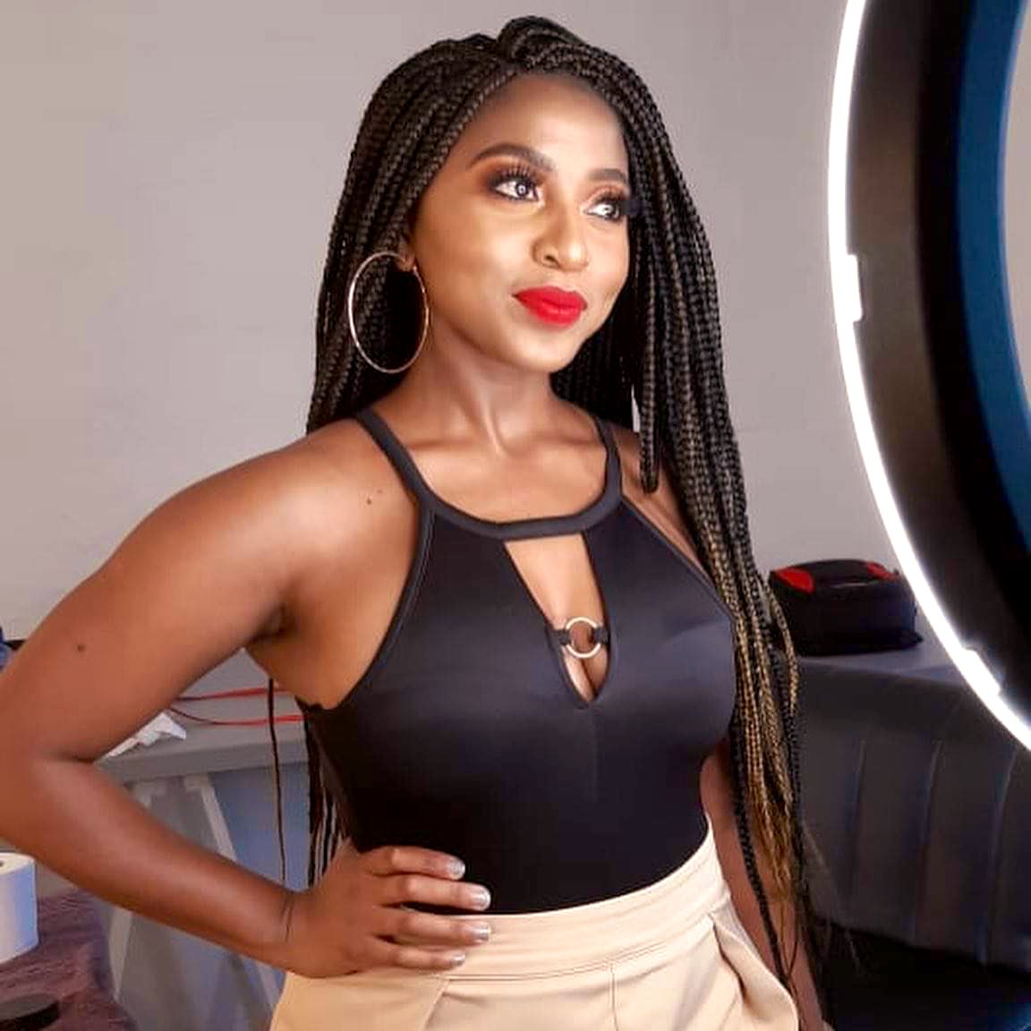 Madame_Shonsan's tweet photo. My “EXCITING NEWS LOADING” face bc in a couple of days I get to share with you, the name of the new exclusive braid from #Afrotex 🎉 RN, all I can say is that summer is about to get a whole lot hotter bc your inches are about to get a whole lot longer☝🏾 #iloveafrotexsa
#braidgang https://t.co/HWHIO8aTdD