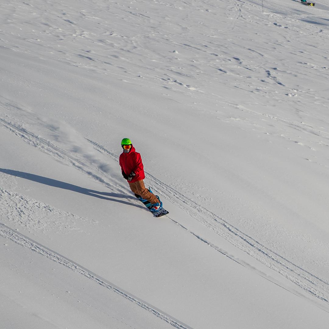 Bariloche_ar's tweet photo. A veces, cancherear un poco para la tribuna de la aerosilla está bueno 😏🏂.
#Bariloche #InviernoConTodo 
https://t.co/eSCzkk1tyg https://t.co/D9M9jSJEPy