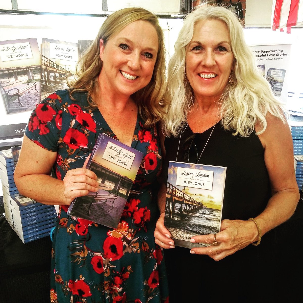 JoeyJonesWriter's tweet photo. Swing by the New Bern Farmers Market today (10am-2pm) if you're in need of a good read! Heather & Deborah picked up A BRIDGE APART and LOSING LONDON.
#farmersmarket #artisans #shoplocal #shopsmall #buylocal #goodread #goodreads #beachbook #beachread #poolreading #summerread https://t.co/piF8Uj165E