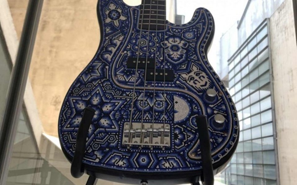 Milenio's tweet photo. ¡Orgullo mexicano! 

Más de 20 instrumentos musicales decorados con arte #huichol llegaron a #París para ser exhibidos 🇲🇽💕  https://t.co/wmXVdhZVEU https://t.co/LubOHSEdz1