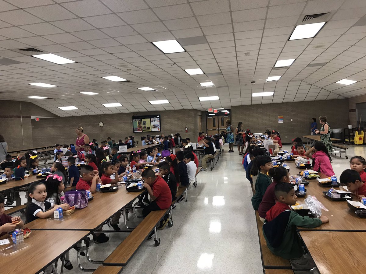 RodrigoLoRe_TX's tweet photo. #WeAreAldine #EscamillaEs First day of Lunch https://t.co/zU2ZzvftjW