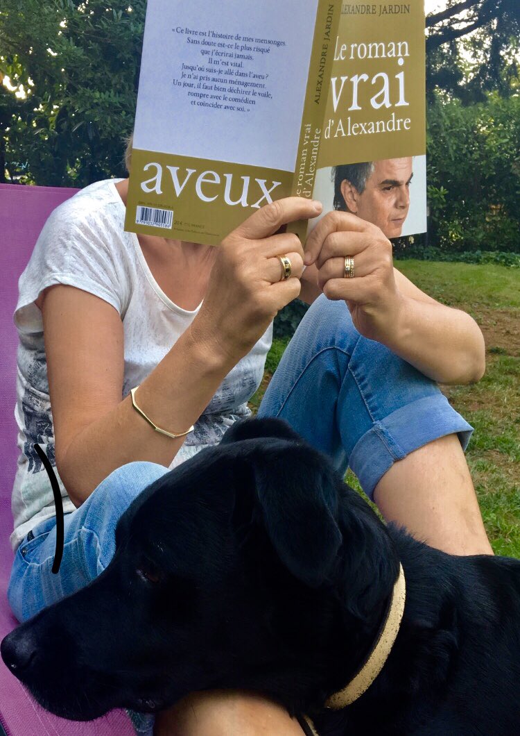 AlexandreJardin's tweet photo. Le chien a l’air dubitatif et la lectrice absorbée... Qui a raison ? https://t.co/tuvC1Nqs4W