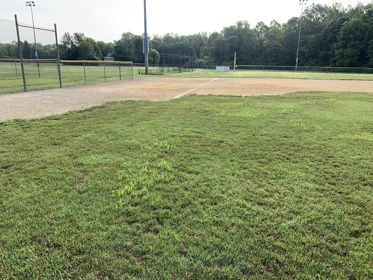 CreativeGroundG's tweet photo. For those who want to build new fields.. think about what topography you have, and where you want water to go. This will hopefully be fixed soon! This will lose material due to run off as well as coaches dragging in warning track limestone into play. #tiptuesday #tryingtoeducate https://t.co/FdVl0sEikH