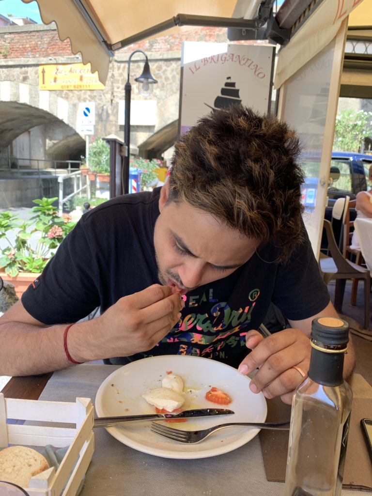 rjraunac's tweet image. Pic 1: जब restaurant वाला देख रहा हो 
Pic 2: देखता है तो देखे, अपन को क्या 😜

#cinqueterre #italy #MorePicsToCome #florence #italianfood