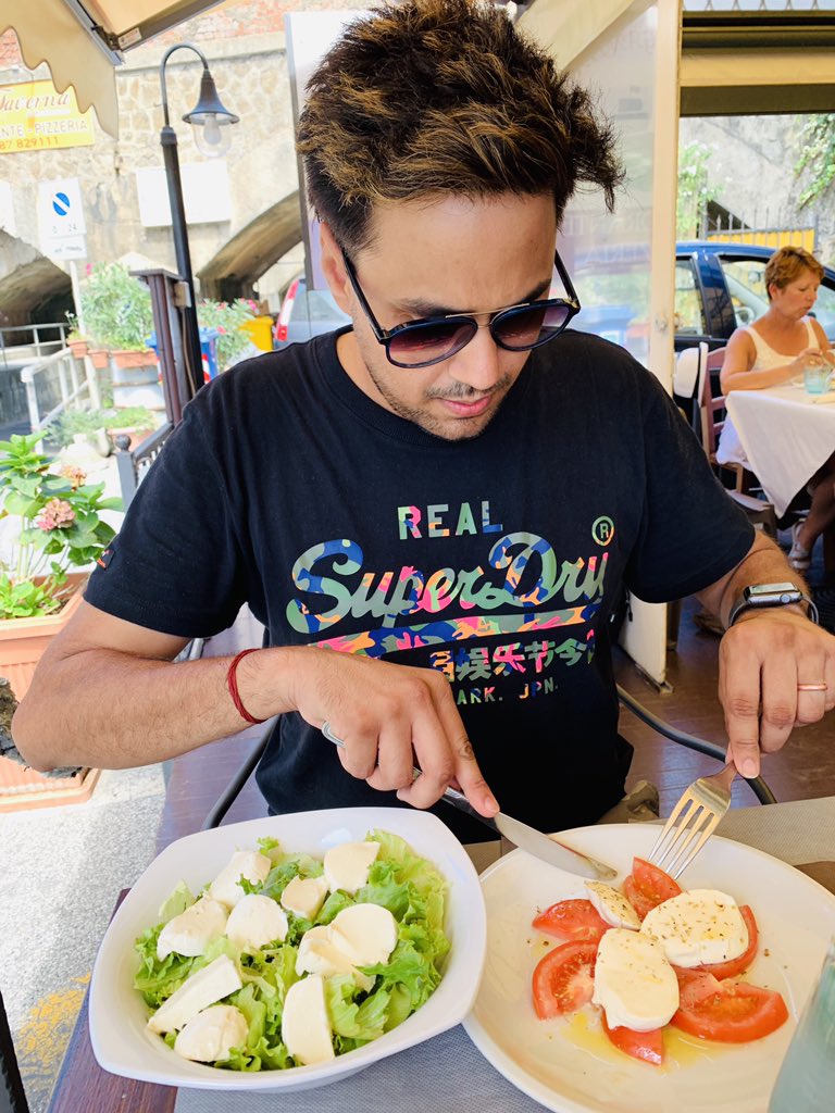 rjraunac's tweet image. Pic 1: जब restaurant वाला देख रहा हो 
Pic 2: देखता है तो देखे, अपन को क्या 😜

#cinqueterre #italy #MorePicsToCome #florence #italianfood