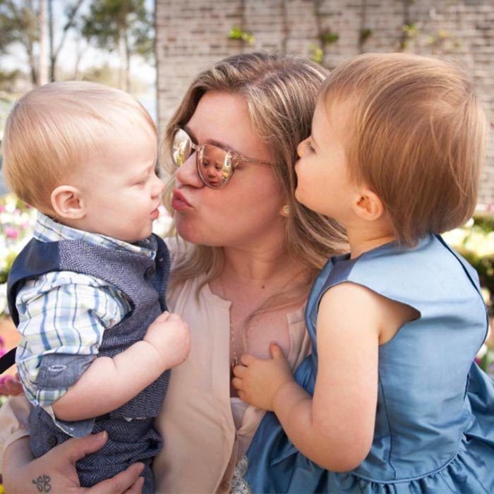 QueenKelly244's tweet photo. She's a perfect mummy💟

@kellyclarkson 
#KellyClarkson #Kelly #Clarkson #KC #TeamKelly #TeamKC #Kellebrities #RiverRose #RemyB https://t.co/vSO7MhbHVT