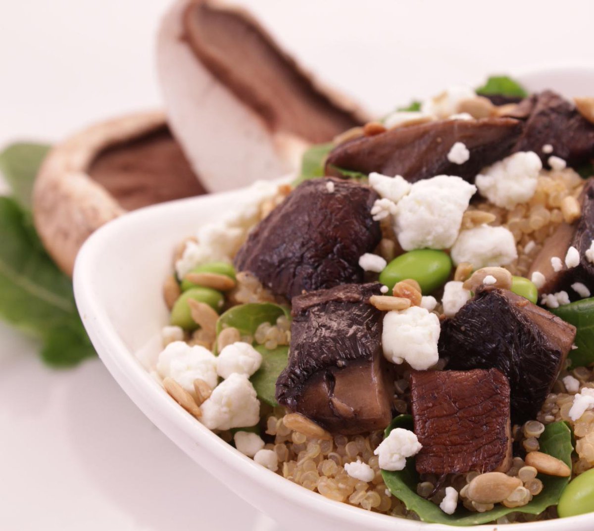 Trying to eat more vegetarian fare these days? We've got the perfect lunchtime solution! Our Fungo Quinoa Bowl includes portobella mushrooms, organic baby kale, goat cheese, sunflower seeds, and edamame over quinoa with basil pesto and balsamic vinaigrette. 💚😋💚😋💚