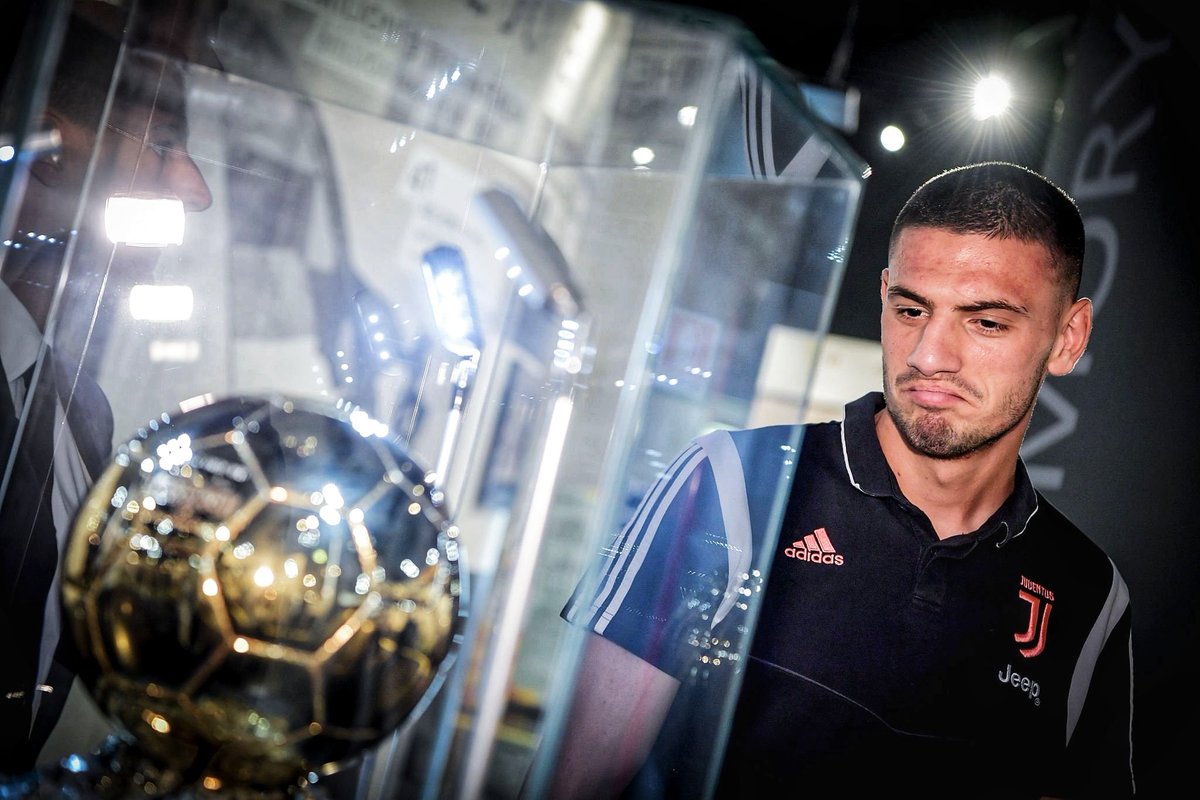 JuvMania's tweet photo. L'espressione di #Demiral alla vista del Pallone d'oro! 😂
#WelcomeMerih #Juve #LiveAhead #ForzaJuve #FinoAllaFine https://t.co/EfdVxgVjoF